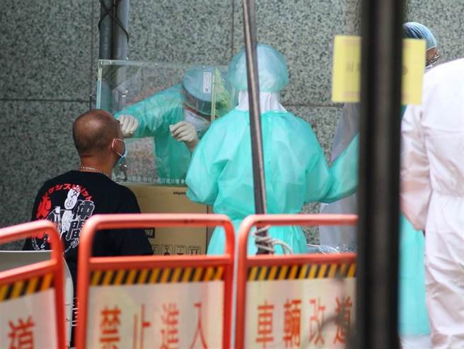 国家卫生研究院副研究员郭书辰指出，对抗传染病最重要的工具就是筛检跟疫调。图为筛检情形。（张铠乙摄）