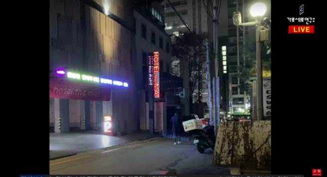 金龙浩曝光车子开入摩铁的证据照。（图/翻摄自横竖都是研究所YouTube）