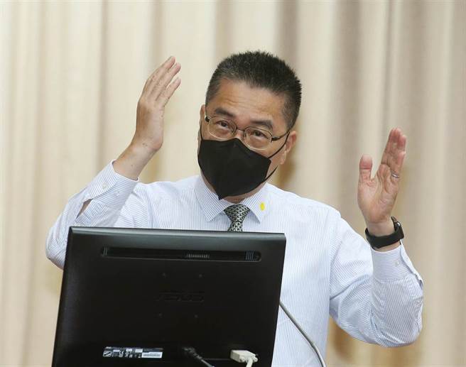 新冠肺炎升温，全国三级警戒延长至28日，而端午连假即将到来，恐有返乡、群聚潮。内政部长徐国勇（图）10日在立法院呼吁，国人在这段时间请避免跨区返乡，尽量採电话问候关心亲友，而国家公园景点都已关闭，请大家一起防疫，没必要别出门。（台北市摄影记者联谊会提供）
