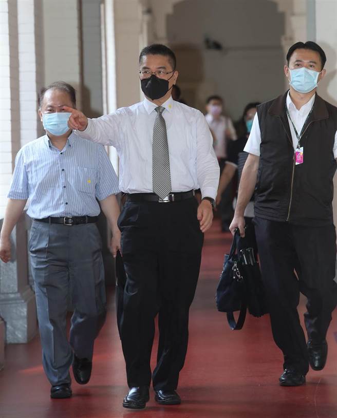 新冠肺炎升温，全国三级警戒延长至28日，而端午连假即将到来，恐有返乡、群聚潮。内政部长徐国勇（中）10日在立法院呼吁，国人在这段时间请避免跨区返乡，尽量採电话问候关心亲友，而国家公园景点都已关闭，请大家一起防疫，没必要别出门。会前，徐国勇步行前往联席会。（刘宗龙摄）
