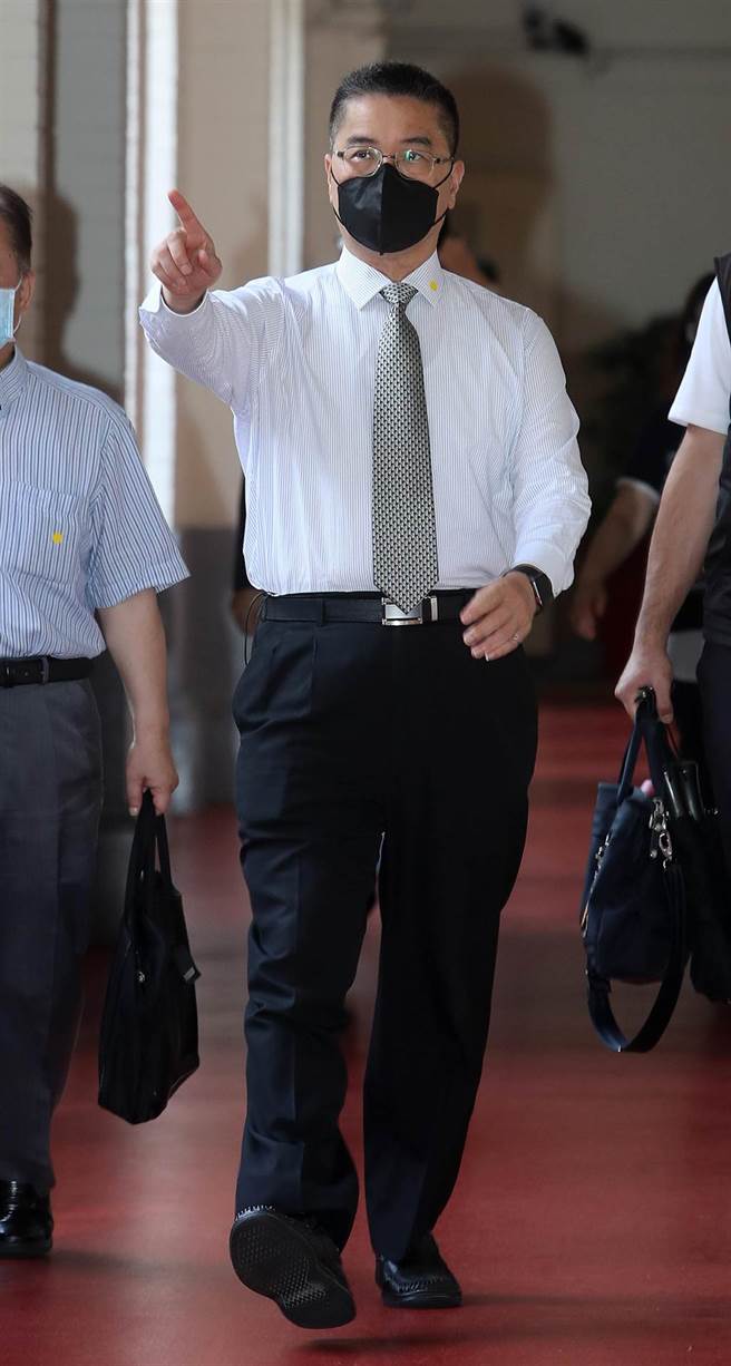 新冠肺炎升温，全国三级警戒延长至28日，而端午连假即将到来，恐有返乡、群聚潮。内政部长徐国勇（图）10日在立法院呼吁，国人在这段时间请避免跨区返乡，尽量採电话问候关心亲友，而国家公园景点都已关闭，请大家一起防疫，没必要别出门。会前，徐国勇步行前往联席会。（刘宗龙摄）

