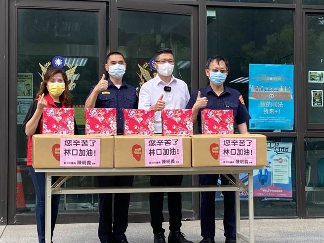 新北市议员陈明义为此特别于本（10）日中午亲赴林口警分局致赠鬍鬚张美味粽子，由分局长陈保安亲自代表接受。(宋原彰翻摄)