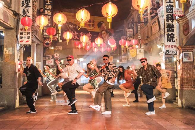 陳布朗（右二）攜「台客天團」玖壹壹打造台式復古舞曲〈恰查某〉。相信音樂提供