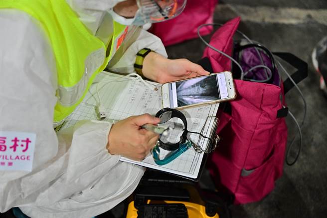六福村团队在运输过程中，透过视讯掌握艾玛的状况。（六福村提供）