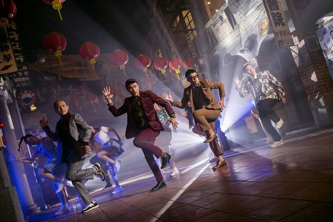 陳布朗（右二）與玖壹壹為〈恰查某〉勤練舞步。相信音樂提供