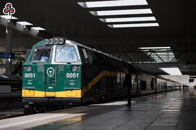 大陆无菸列车有望？首例公益诉讼取消吸菸区。图为俗称绿皮火车的中国普通车仍设置吸菸区。（中新社提供／中央社）