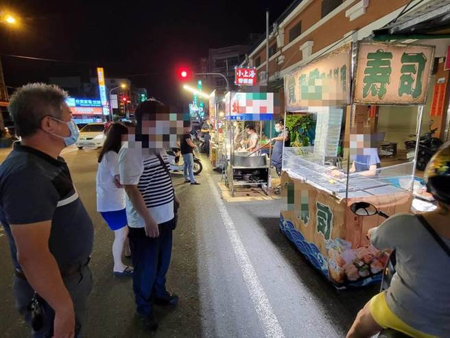 台南市學甲警分局9日晚間接獲民眾檢舉，在學甲公有市場前查獲5家攤商違規占用道路營業，其中1家還未落實實聯制。（讀者提供／張毓翎台南傳真）