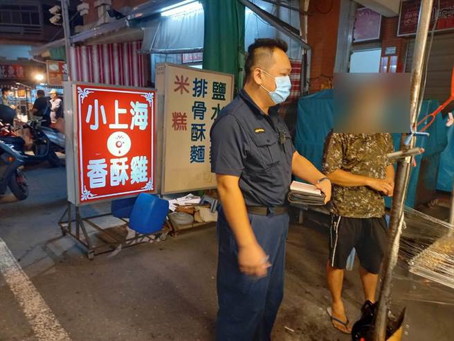 台南市學甲警分局9日晚間接獲民眾檢舉，在學甲公有市場前查獲5家攤商違規占用道路營業，其中1家還未落實實聯制。（讀者提供／張毓翎台南傳真）