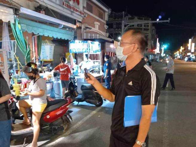 台南市學甲警分局9日晚間接獲民眾檢舉，在學甲公有市場前查獲5家攤商違規占用道路營業，其中1家還未落實實聯制。（讀者提供／張毓翎台南傳真）