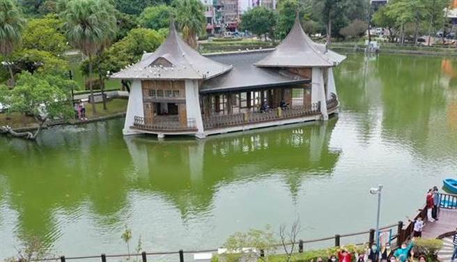 台中公园水池惊见男浮尸，警消全套防护装备上阵打捞。(中时资料库)
