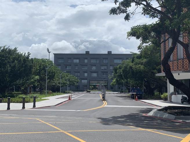  宜蘭大學傳出有宿舍管理員的家屬確診，讓學校再拉警報，提醒師生注意。（胡健森攝）