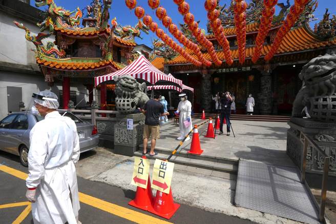 新竹縣行動快篩部隊10日前往峨眉鄉，為民眾快篩，總共快篩105人，均為陰性。（莊旻靜攝）