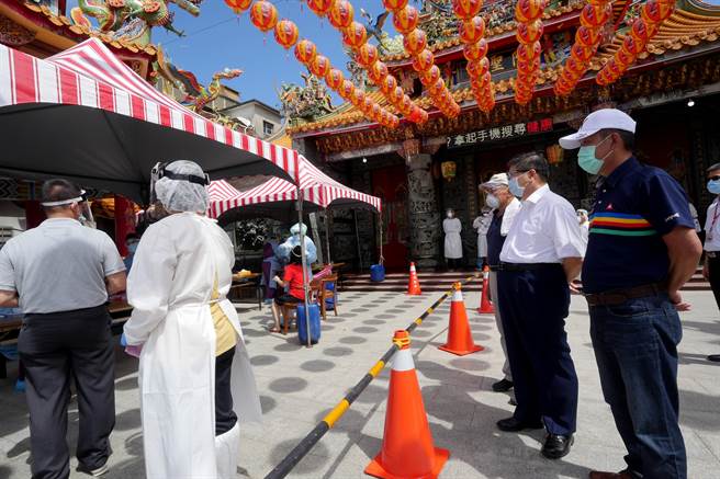 新竹縣行動快篩部隊10日前往峨眉鄉，為民眾快篩，總共快篩105人，均為陰性。（莊旻靜攝）