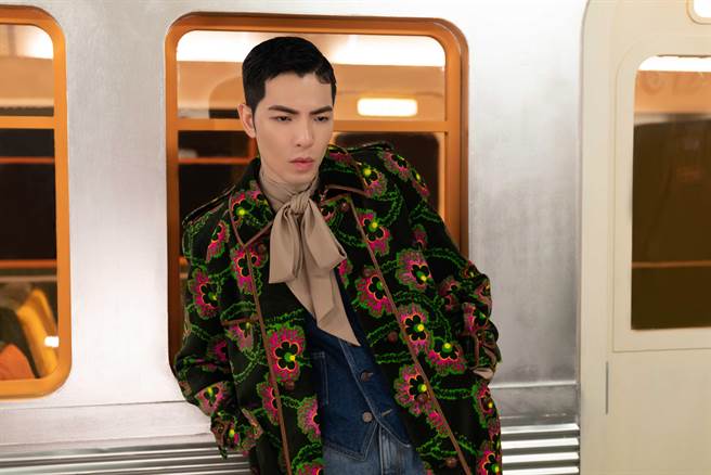 萧敬腾与郑容和跨海合作全新单曲〈禁爱条款〉。（华纳音乐提供）