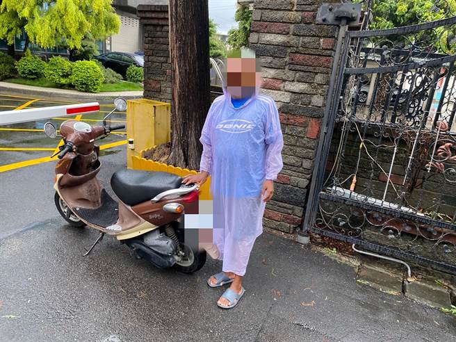 44岁李性男子，入侵大里区立新街一处社区，并且偷了社区内一辆机车，正要骑出社区时，被赶到的中市警局雾峰分局十九甲派出所员警当场逮捕。（雾峰分局提供／黄国峰台中传真）