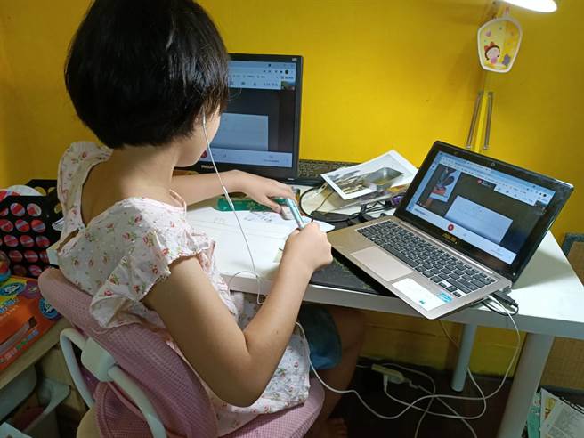 线上美术课(简立欣摄)