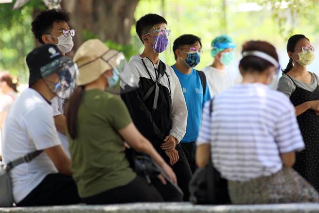 新北市不斷擴大篩檢能量，市長侯友宜10日表示，日前新北市總共篩了4411個，找到32個陽性，這32個如果都沒有找到就會在社區不斷傳播下去，也拜託市民趕快出來廣篩找出隱形傳播鏈，不少民眾10日穿戴面罩或護目鏡，在新北聯醫三重院區篩檢站前等待。（張鎧乙攝）
