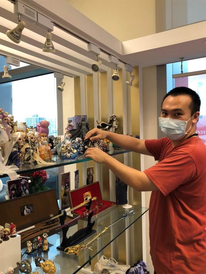 万能科大校友许少凡毕业后即进入知名布袋戏公司上班，朝梦想前进。(吕筱蝉摄)