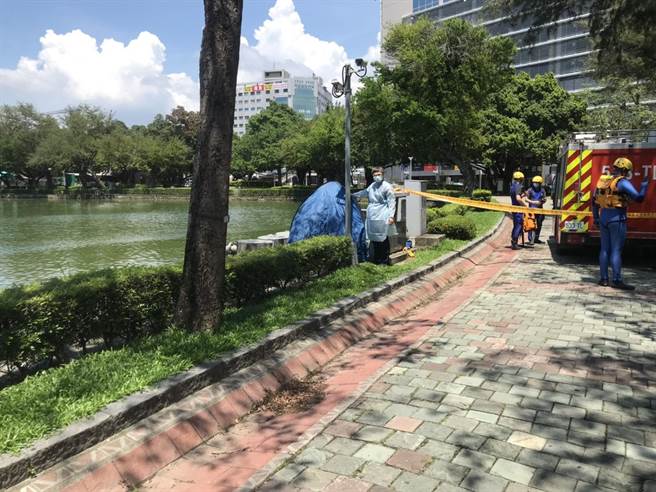 台中公园日月湖，10日惊传1具男浮尸，经消防人员协助将落水男子打捞上岸。（台中市警第二分局提供／张妍溱台中传真）

