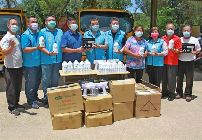 金寧乡代会主席庄振源今偕全体代表致赠防疫喷枪、酒精给清洁队，感谢他们的努力与奉献。（金寧乡公所提供）