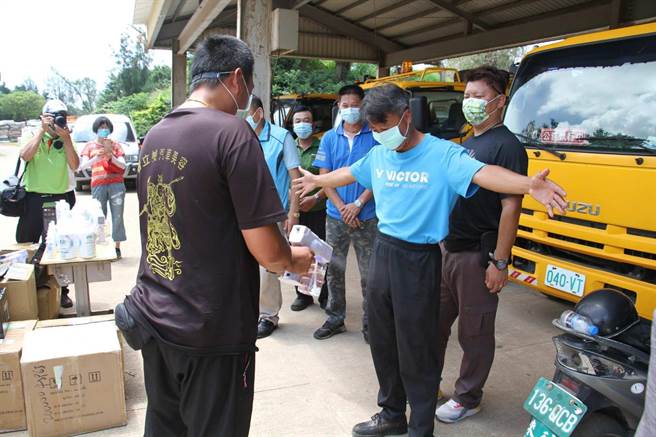 防疫喷枪加入清消使用，让第一线工作人员的健康、安全多了一分保障。（金寧乡公所提供）