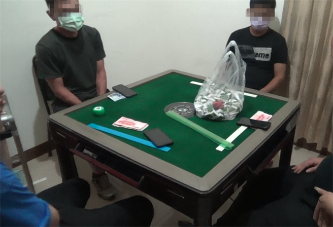 疫情三級警戒，高雄38歲何姓男子及3名賭客依然在室內聚賭。（高市鼓山分局提供／袁庭堯高雄傳真）