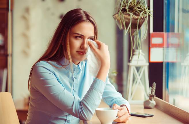 雙魚座、天秤座、處女座的女性個性癡情念舊，常常分手後依舊放不下，容易與前任藕斷絲連。（圖／Shutterstock）