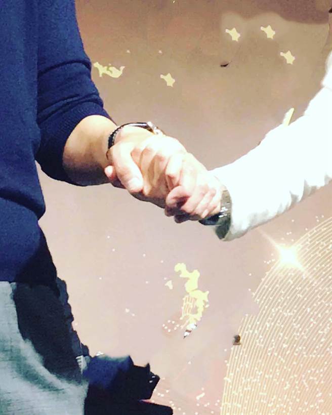 林心如分享一張與老公手牽手的照片。（圖/臉書）