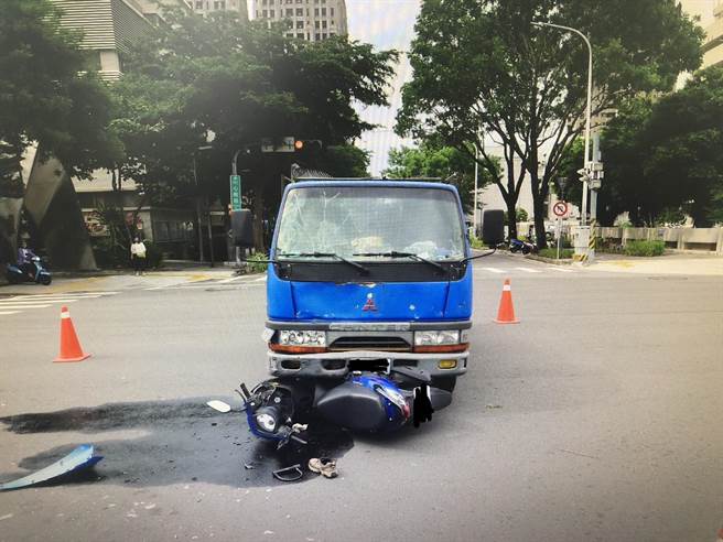 陈男骑乘的机车在意外发生后，卡在自小货车的车头下，陈男送医伤重不治。（民眾提供）