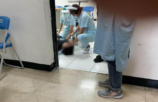 賴姓警員接種疫苗後，突暈倒癱軟在地。（翻攝照片／陳彩玲基隆傳真）