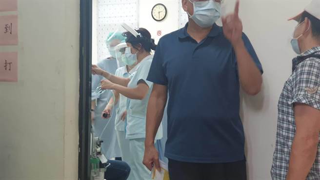 賴姓警員接種疫苗後，突暈倒癱軟在地。（陳彩玲攝）