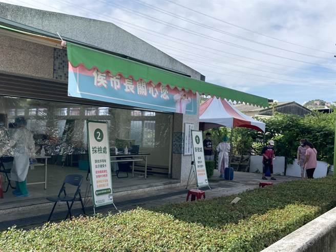 亞東醫院巡迴篩檢車今在樹林區提供民眾快篩。（亞東醫院提供）