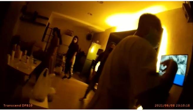 高雄市1家经纪公司1男4女群聚，警方上门辩称是为买卖泰国虾，监视器戳破谎言。（翻摄画面／石秀华高雄传真）