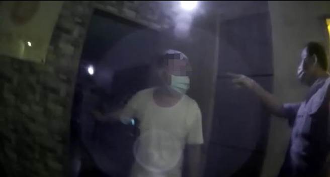 经营经纪公司的黄男辩称，疫情期间经纪公司暂停营业，转卖泰国虾。（翻摄画面／石秀华高雄传真）