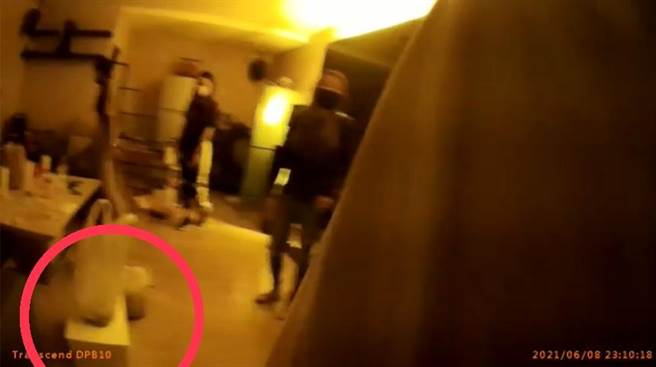 黄男拿出装在保丽龙箱内的泰国虾（红圈处），辩称卖泰国虾给其中2女，另2女是员工，并未群聚。（翻摄画面／石秀华高雄传真）