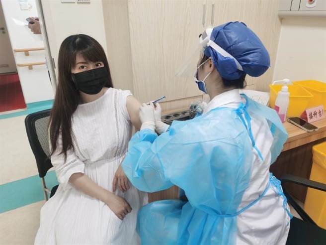 孟庭苇在大陆施打疫苗。（摘自微博）