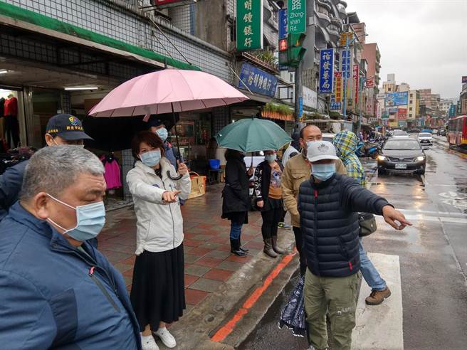 新北市议员白佩茹关心金山区基础道路建设。（金山区公所提供）