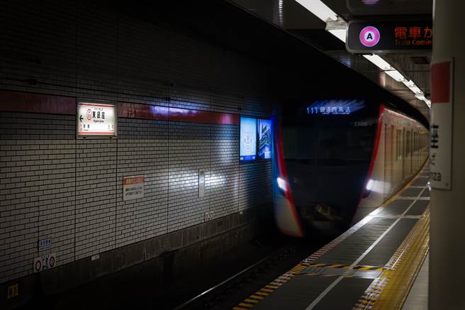 日本大阪地下铁公司营运的御堂筋线，今天一早在梅田站发生电车擦撞月台边设置的橡胶制品，造成难波站到新大阪站间停驶逾5小时。（示意图／Shutterstock）