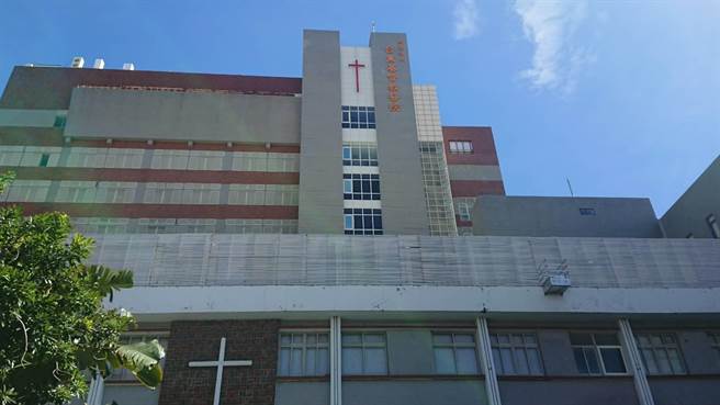 台东林姓男子投诉台东基督教医院柜台人员说词反覆，导致他与家人数度奔波医院，更添染疫风险。（蔡旻妤摄）