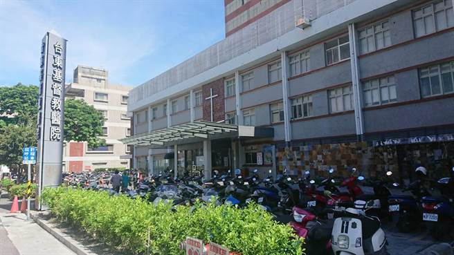 台东林姓男子投诉台东基督教医院柜台人员说词反覆，导致他与家人数度奔波医院，更添染疫风险。（蔡旻妤摄）