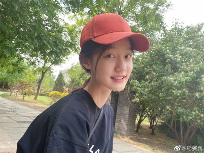 紀姿含長越大越漂亮。（圖/翻攝自紀姿含微博）