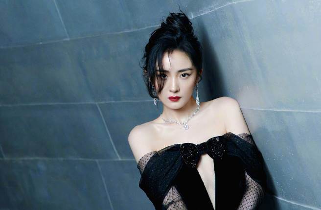 大陆女星杨幂是人气女神，以戏剧起家的她，拥有一张天使脸孔和魔鬼身材，让杨幂的人气居高不下。（图／取材自嘉行杨幂工作室微博）