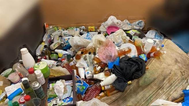 1名在台外籍人士日前因染上酒瘾，生活糜烂之下，竟在租屋处堆积满坑满谷的垃圾，不少瓶罐甚至装着疑似尿液的黄色液体。（图／翻摄自脸书「爆废公社」）