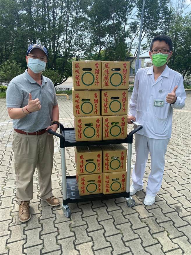 资深广播主持人庄子富与有「最强菜农」之称的林佳新，联手发起「支援前线，医护好，我们就好」的爱心蔬菜箱活动。（庄子富提供／陈淑芬台中传真）