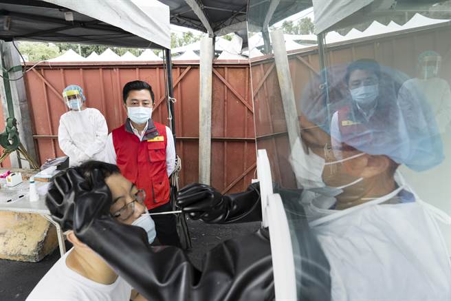 新竹市长林智坚10日宣布启动「竹市传产专案」，提供全市传产企业移工「到厂筛检」服务，尽早阻断传播链。（新竹市政府提供／陈育贤新竹传真）