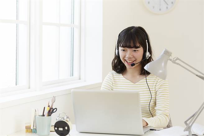 全球人壽攜手台科大偏鄉公益講座，不受疫情影響運用遠端視訊科技讓居家辦公的全球人壽志工講師，與居家上課的學子們進行職涯認識對談，有助學子們在疫情期間停課不。(圖/全球人壽提供)