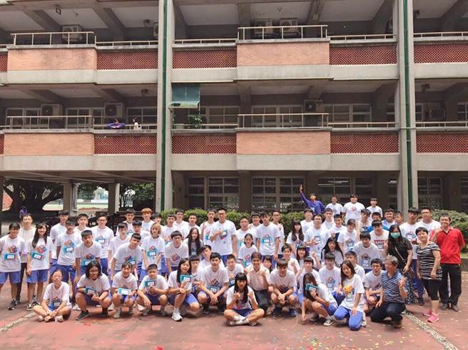 幾場全球人壽攜手台科大偏鄉公益講座遠距演講，讓金山高中學子們受到許多啟發，增加學子正能量，圖為參與講座之學子們。（圖/金山高中提供）