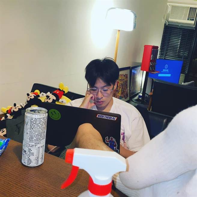 周汤豪日前在脸书PO出在家工作的照片。摘自脸书