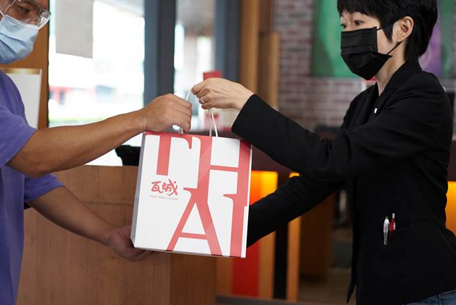 餐饮业遭禁内用，营收全面下滑。瓦城泰统积极转攻外带外送。（瓦城提供）