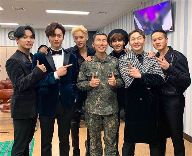 郑镒勋（右三）在BTOB中不仅是饶舌担当还是位创作人，团体中许多经典歌曲都是出自他的制作。(图/ 摘自IG)